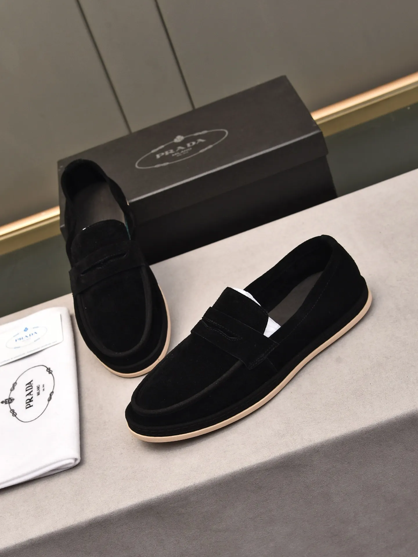 👟👟👟Men's Shoes💰P420 🆕🔥New Updates🔥👟PRADA (Prada) new products are released, imported soft cowhide, fashionable to allow air to penetrate the entire shoe, and the awesome shoes [strong] bring an extremely comfortable and breathable feeling! Beautiful inside and out! Exquisite workmanship, top-grade cowhide material, 😌Number: 38~44, black and white color options.